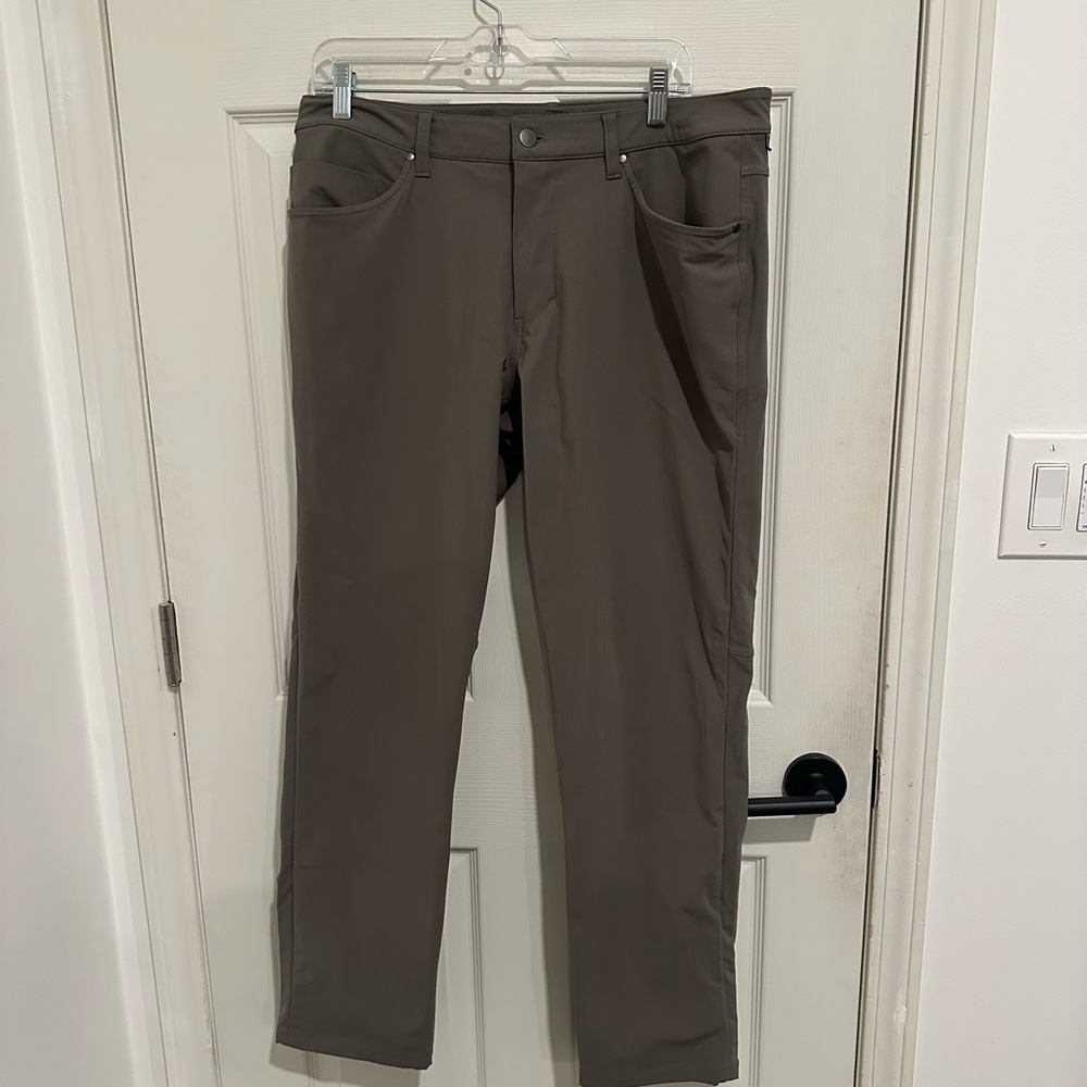 lululemon athletica Men's ABC Classic Fit Chinos 34 Waist, 32 inseam